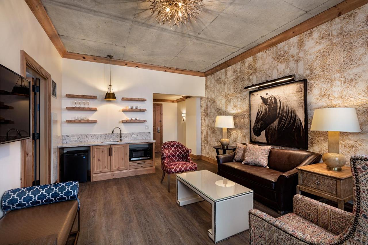 The Brownwood Hotel & Spa ザ・ヴィレッジズ エクステリア 写真