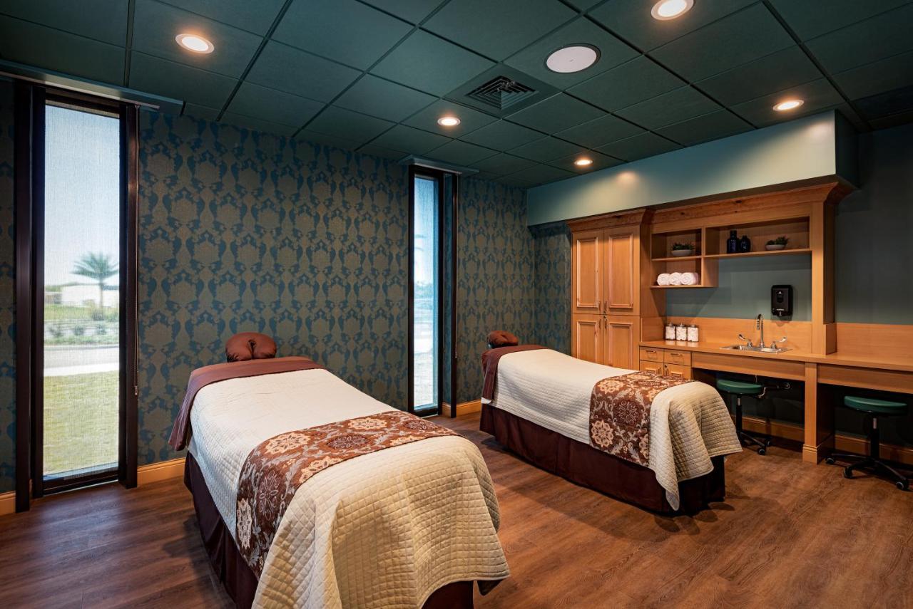 The Brownwood Hotel & Spa ザ・ヴィレッジズ エクステリア 写真